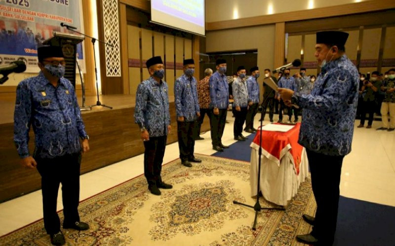 PELANTIKAN. Sekda Provinsi Sulsel, Abdul Hayat Gani, melantik pengurus Korpri Kabupaten Bone Masa Bakti 2020-2025 di ballroom Hotel Novena, Kabupaten Bone, Kamis (11/2/2021). foto: humas pemprov sulsel