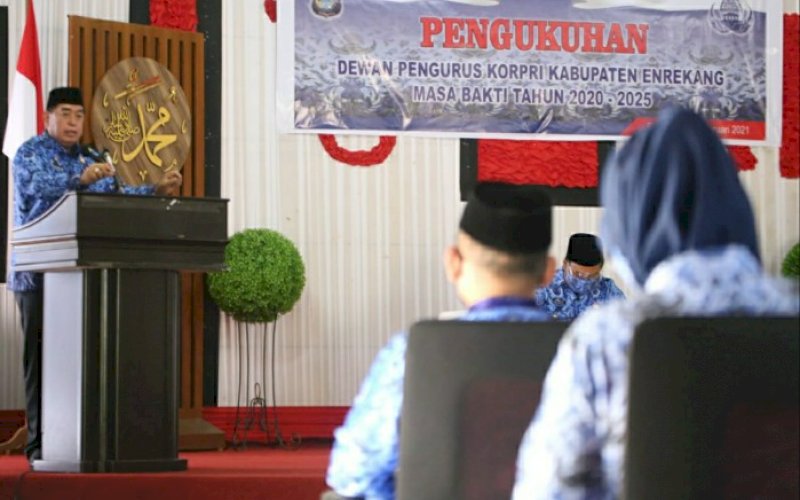 PELANTIKAN. Sekda Provinsi Sulsel, Abdul Hayat Gani, melantik dan mengukuhkan pengurus Korpri Kabupaten Enrekang Masa Bakti 2020-2025 di Aula Rumah Jabatan Bupati Enrekang, Jumat (19/2/2021). foto: humas pemprov sulsel