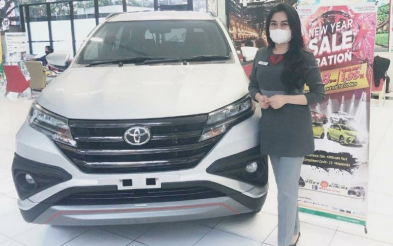 INSENTIF PAJAK. Seorang sales Toyota mempromosikan produknya di Showroom Kalla Toyota. Pemerintah menyiapkan kebijakan insentif penurunan tarif PPnBM. foto: pluz.id
