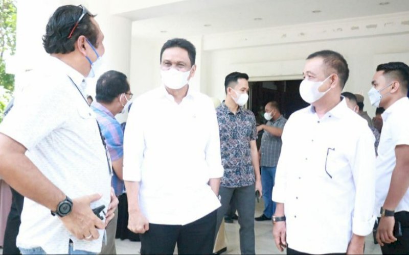 GLADI. Pasangan bupati dan wakil bupati terpilih di Pilkada Barru 2020, Suardi Saleh-Aska Mappe (SS-AK), mengikuti gladi resik pelantikan di Baruga Karaeng Pattingalloang Komplek Rumah Jabatan (Rujab) Gubernur Sulsel, Kota Makassar, Kamis (25/2/2021). foto: istimewa