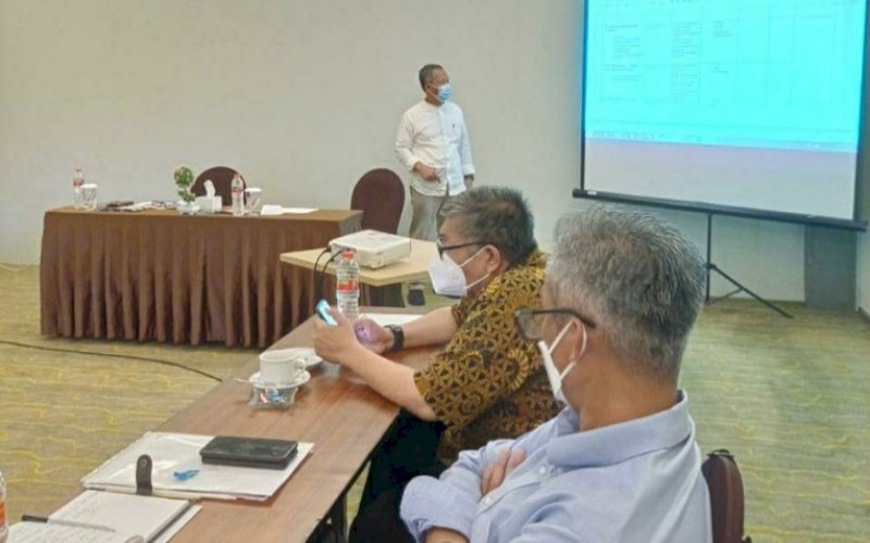 KONSULTASI. Tim Transisi Danny-Fatma saat berkonsultasi dengan pakar kedokteran dan epidemiolog di Hotel MaxOne, Jl Taman Makam Pahlawan, Panaikang, Makassar, Kamis (4/2/2021). foto: tim media danny-fatma