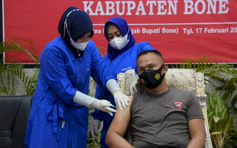 DIVAKSIN. Danyon C Pelopor Satbrimob Polda Sulsel, Kompol Nur Ichsan, disuntik vaksin Covid-19 tahap kedua di Kabupaten Bone, Sulsel, Rabu (17/2/2021). foto: humas brimob bone