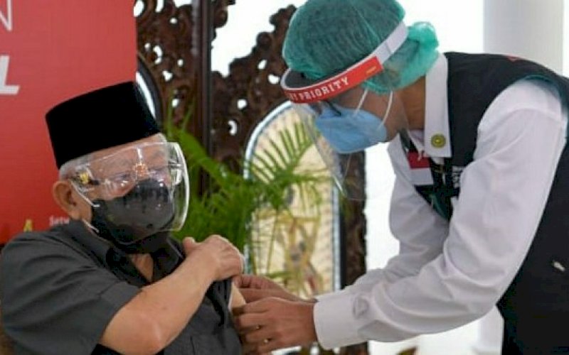 DIVAKSI. Wapres, Ma&rsquo;ruf Amin, menerima suntikan dosis pertama vaksin Covid-19 di Kediaman Resmi Wapres, Jakarta, Rabu (17/2/2021). foto: bpmi setwapres