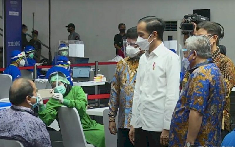 MENINJAU. Presiden Joko Widodo meninjau pelaksanaan vaksinasi massal bagi wartawan, di Senayan, Jakarta, Kamis (25/2/2021). foto: bpmi setpres
