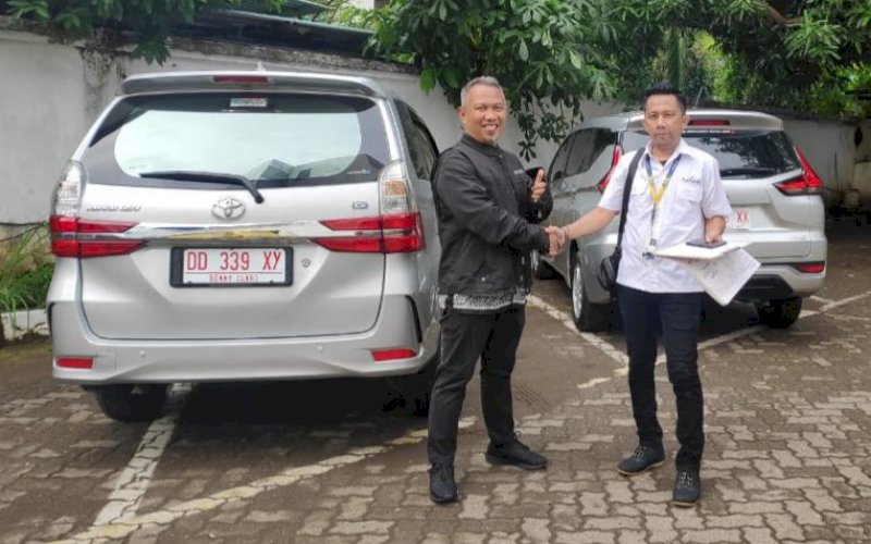 SEWA MOBIL. Head of Operation PT Oto Rental Nusantara, Wawan Purnawan (kiri), serah terima kendaraan dengan salah satu penyewa. foto: istimewa