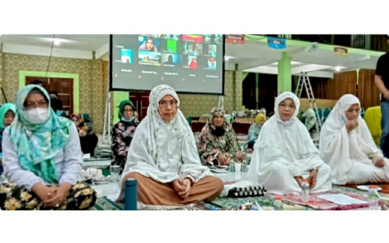 NISFU SYAKBAN. Rektor UIM, DR Ir Hj A Majdah M Zain MSi (kedua kiri), mengadiri Malam Nisfu Syakban 1442 H di Auditorium KH Muhyiddin Zain UIM, Minggu (28/3/2021). foto: humas uim