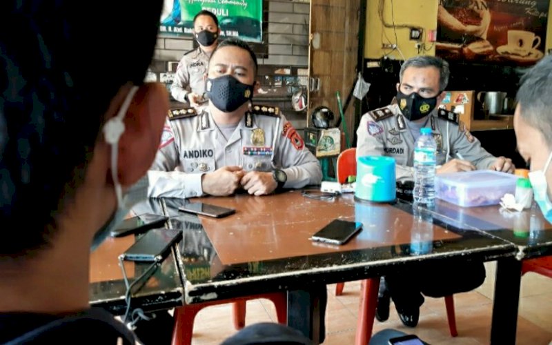 BERI KETERANGAN. Kasubdit Gakkum Ditlantas Polda Sulsel AKBP Andiko Wicaksono SIK (kiri) didampingi Bagian Satuan Lalu Lintas Polrestabes Makassar Aiptu Murdadi memberikan keterangan di Warkop Mappanyukki, Kota Makassar, Rabu (17/3/2021). foto: doelbeckz/pluz