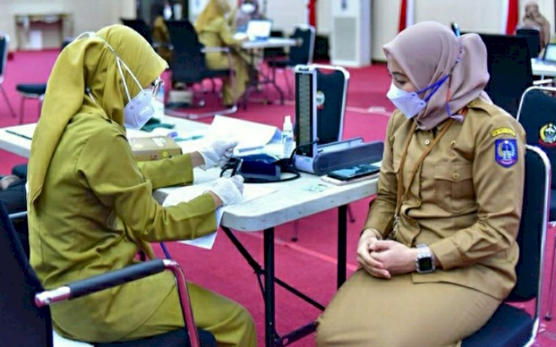 DIVAKSIN. ASN lingkup Pemprov Sulsel mulai menjalani vaksinasi Covid-19 massal, Selasa (2/3/2020). foto: humas pemprov sulsel