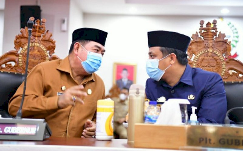 RAPAT PARIPURNA. Sekda Provinsi Sulsel Abdul Hayat Gani (kiri) mendampingi Plt Gubernur Sulsel Andi Sudirman Sulaiman menghadiri Rapat Paripurna DPRD Sulsel di Gedung DPRD Sulsel, Selasa (30/3/2021). foto: humas pemprov sulsel