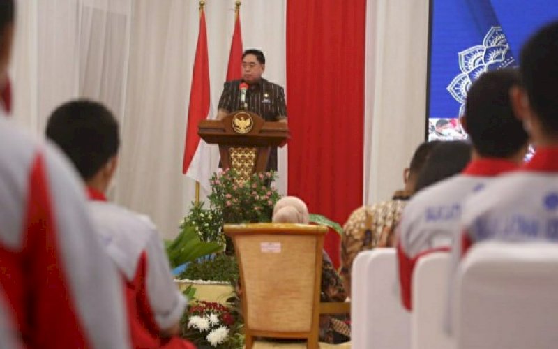 SAMBUTAN. Sekda Provinsi Sulsel Abdul Hayat Gani memberikan sambutan saat mendampingi Menteri Ketenagakerjaan RI Ida Fauziyah dalam acara Pembukaan Pelatihan Berbasis Kompetensi di Aula BLK, Kota Makassar, Jumat (19/3/ 2021). foto: humas pemprov sulsel