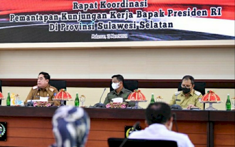 RAKOR. Sekda Provinsi Sulsel, Abdul Hayat Gani (kiri) memimpin Rakor Pemantapan Kunjungan Kerja Presiden RI di Sulsel, yang dilaksanakan di Ruang Rapat Pimpinan Kantor Gubernur Sulsel, Senin (15/3/2021). Turut hadir dalam rakor ini, Wali Kota Makassar Moh Ramdhan Pomanto (kanan). foto: humas pemprov sulsel