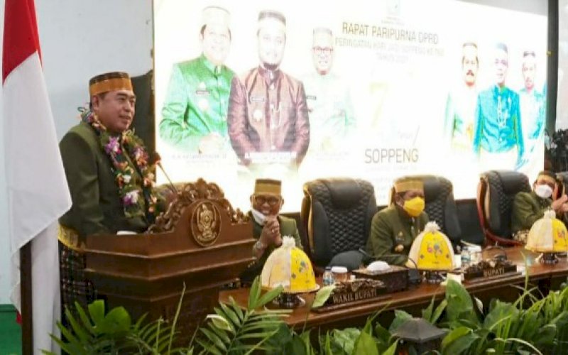 BERI ARAHAN. Sekda Provinsi Sulsel, Abdul Hayat Gani, memberikan arahan saat menghadiri Hari Jadi Kabupaten Soppeng yang ke-760 di Kantor DPRD Soppeng, Selasa (23/3/2021). foto: humas pemprov sulsel
