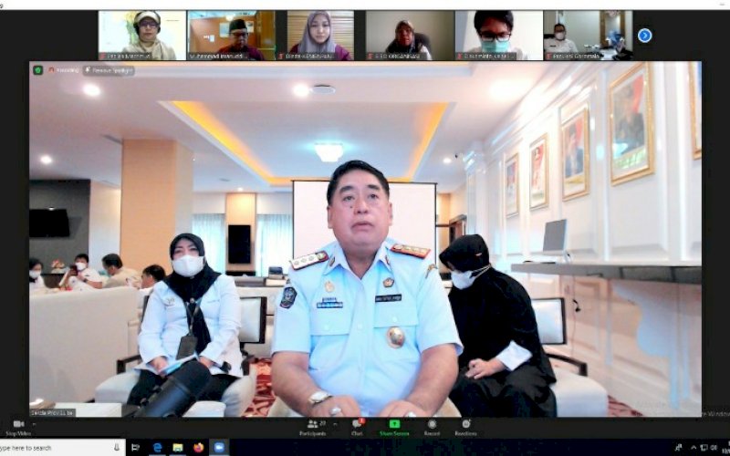 RAPAT EVALUASI. Sekda Provinsi Sulsel, Abdul Hayat Gani, saat menghadiri rapat evaluasi penyelenggaraan hub JIPP dan pembahasan model pendampingan kedepan, yang dilaksanakan secara virtual zoom meeting di Baruga Lounge Kantor Gubernur Sulsel, Rabu (10/3/2021). foto: humas pemprov sulsel