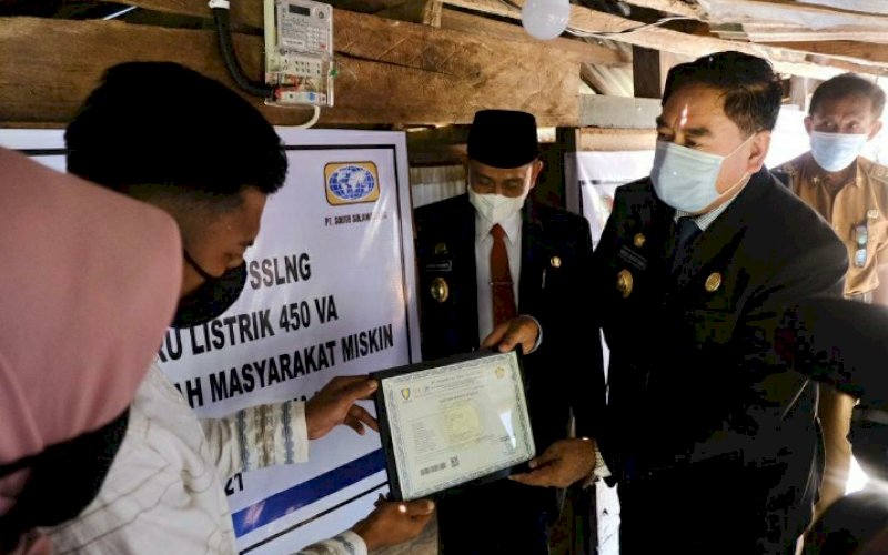 PENYERAHAN. Sekda Provinsi Sulsel, Abdul Hayat Gani, secara simbolis menyerahkan berkas pemasangan baru listrik 450 VA untuk 831 unit rumah miskin yang tersebar di Kabupaten Wajo, Senin (29/3/2021). foto: humas pemprov sulsel