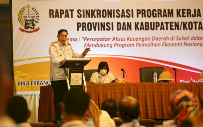 BERI ARAHAN. Sekretaris Daerah (Sekda) Provinsi Sulsel, Abdul Hayat Gani, memberikan arahan pada rapat Sinkronisasi Program TPKAD Provinsi dan Kabupaten/Kota di Hotel Claro, Rabu (3/3/2021). foto: humas pemprov sulsel