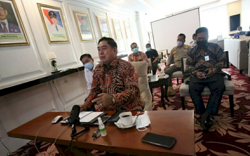 RAPAT VIRTUAL. Sekda Provinsi Sulsel Abdul Hayat Gani saat mengikuti rapat bersama dengan Kepala Sekretariat Presiden Heru Budi Hartono, Bupati Gowa, Bupati Tana Toraja, dan Karo Ops Polda Sulsel secara virtual di Baruga Lounge Kantor Gubernur Sulsel, Jumat (12/3/2021). foto: humas pemprov sulsel