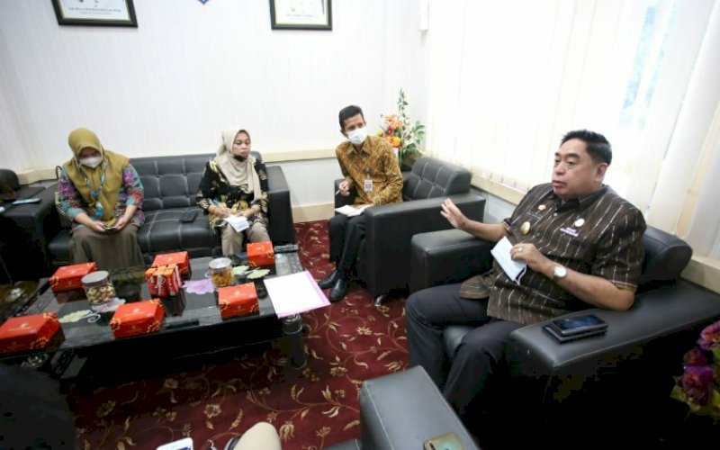 PERTEMUAN. Sekda Provinsi Sulsel Abdul Hayat Gani Kepala BPTP Kementerian Pertanian Abdul Wahid Rauf di Ruangan Rapat Sekda, Jumat (19/3/2021). foto: humas pemprov sulsel