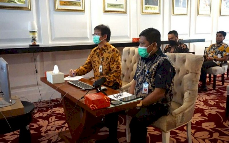 PENDAMPINGAN. Kepala Dinas Komunikasi, Informatika, Statistik dan Persandian Sulsel, Amson Padolo (kanan), menghadiri pendampingan kepada pemerintah kabupaten/kota dalam wilayah Provinsi Sulsel di Baruga Lounge, Kantor Gubernur, Jumat (26/3/2021). foto: humas pemprov sulsel