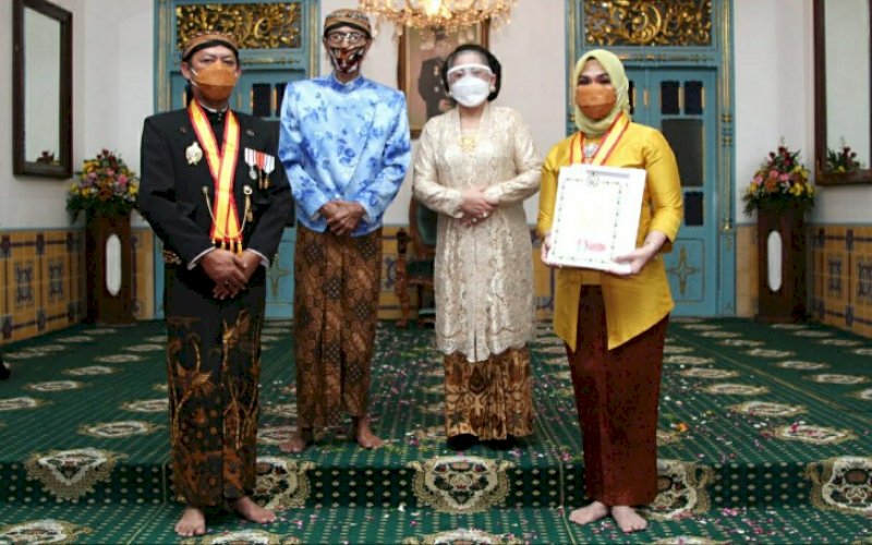 TERIMA GELAR. Ketua DPRD Provinsi Sulsel, Andi Ina Kartika Sari (kanan) mendapat gelar kehormatan dari Keraton Surakarta, sebagai Kanjeng Mas Tumenggung. foto: istimewa