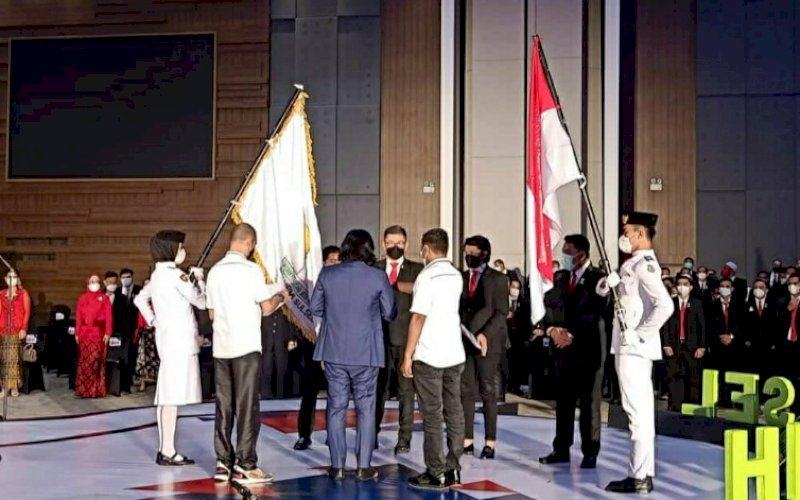 PELANTIKAN. Ketua Umum BPP Hipmi Mardani H Maming secara resmi melantik dan mengukuhkan Andi Rahmat Manggabarani sebagai Ketua Umum BPD Hipmi Sulsel periode 2020-2023 bersama jajaran pengurusnya di Hotel Four Points by Sheraton Makassar, Jumat (12/3/2021) malam. foto: doelbeckz/pluz.id