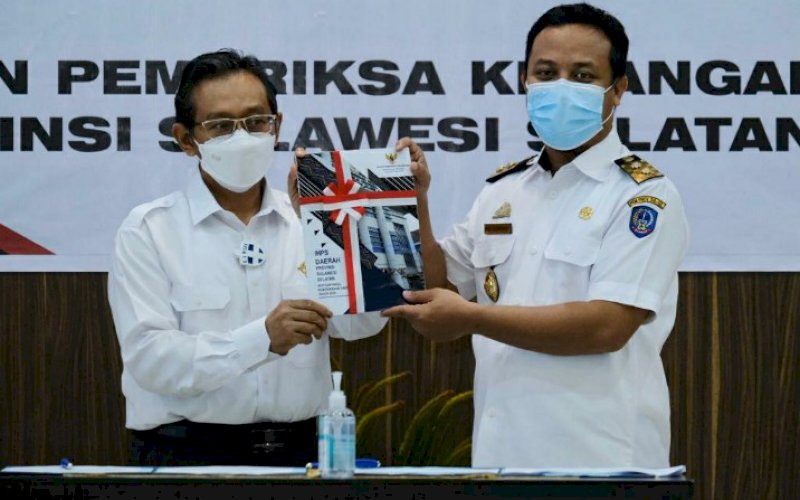 PENYERAHAN. Plt Gubernur Sulsel, Andi Sudirman Sulaiman (kanan), menyerahkan Laporan Keuangan Pemerintah Daerah (Unaudited) Provinsi Sulsel Tahun 2020 kepada Kepala BPK RI Perwakilan Provinsi Sulsel di Gedung BPK Sulsel, Jl AP Pettarani, Kota Makassar, Rabu (31/3/2021). foto: humas pemprov sulsel
