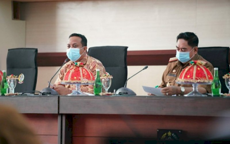 BERI ARAHAN. Plt Gubernur Sulsel Andi Sudirman Sulaiman (kiri) didampingi Sekda Provinsi Sulsel Abdul Hayat Gani saat memimpin Coffee Morning yang berlangsung di Ruang Rapat Pimpinan Kantor Gubernur, Senin (1/3/2021). foto: humas pemprov sulsel