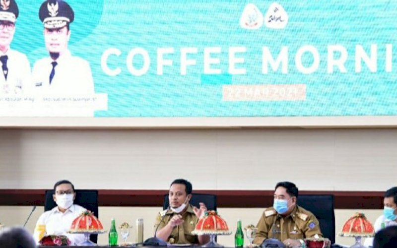 BERI ARAHAN. Plt Gubernur Sulsel Andi Sudirman Sulaiman didampingi Sekda Provinsi Sulsel Abdul Hayat Gani memberikan arahan pada saat Coffee Morning di Ruang Rapat Pimpinan Kantor Gubernur Sulsel, Senin (22/3/2021). foto: humas pemprov sulsel