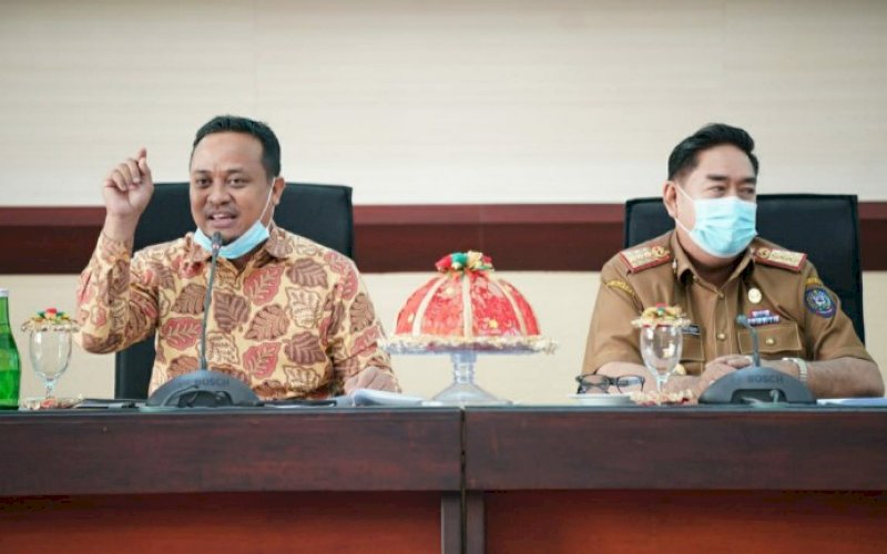 BERI ARAHAN. Plt Gubernur Sulsel Andi Sudirman Sulaiman (kiri) didampingi Sekda Provinsi Sulsel Abdul Hayat Gani saat memimpin Coffee Morning yang berlangsung di Ruang Rapat Pimpinan Kantor Gubernur, Senin (1/3/2021). foto: humas pemprov sulsel