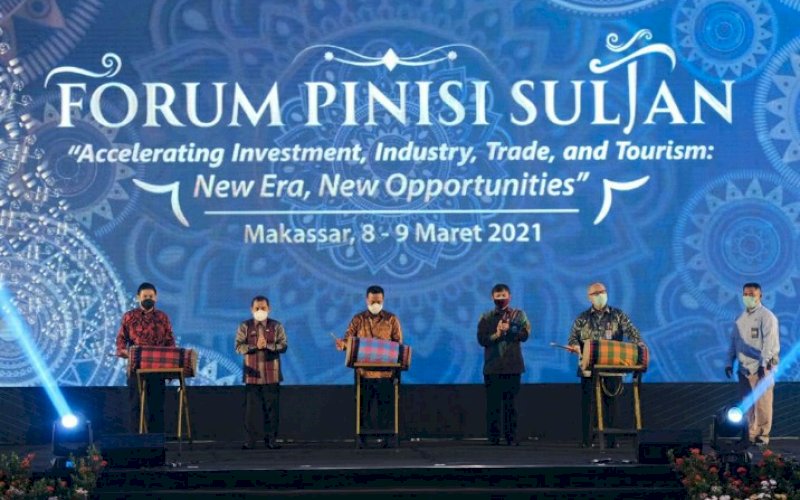PEMBUKAAN. Plt Gubernur Sulsel, Andi Sudirman Sulaiman (tengah), saat membuka Forum Pinisi Sultan di Hotel Four Points by Sheraton Makassar, Senin (8/3/2021). foto: humas pemprov sulsel