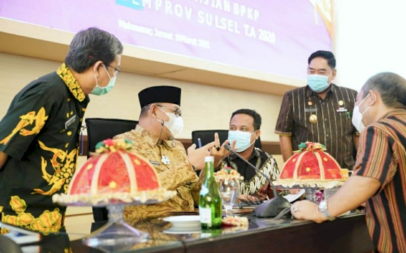 BINCANG SANTAI. Plt Gubernur Sulsel Andi Sudirman Sulaiman berbincang santai dengan Kepala Perwakilan BPKP Provinsi Sulsel Arman Sahri Harahap di sela-sela Ekspose Hasil Kajian BPKP Terhadap Pemprov Sulsel Tahun Anggaran 2020 di Ruang Rapat Pimpinan Kantor Gubernur Sulsel, Jumat (19/3/2021). Tampak hadir Sekda Provinsi Sulsel, Abdul Hayat Gani. foto: humas pemprov sulsel