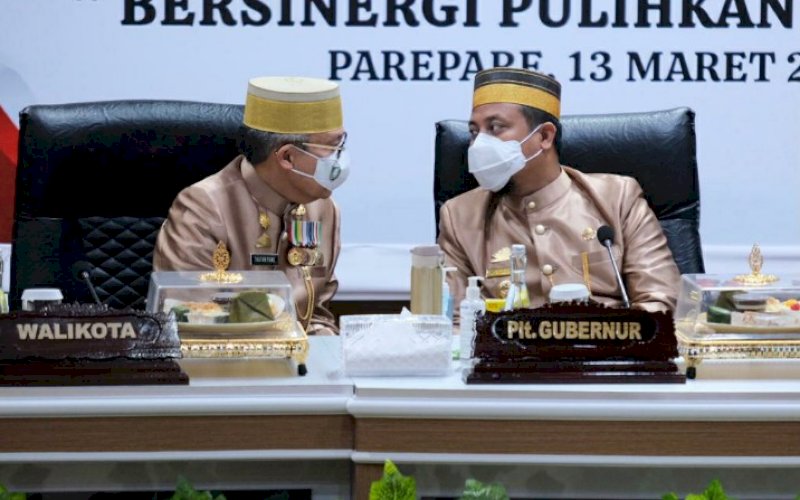 PERAYAAN HUT. Plt Gubernur Sulsel Andi Sudirman Sulaiman (kanan) didampingi Wali Kota Parepare Taufan Pawe saat menghadiri Rapat Paripurna DPRD Dalam Rangka Hari Jadi ke-61 Kota Parepare, Sabtu (13/32021). foto: humas pemprov sulsel