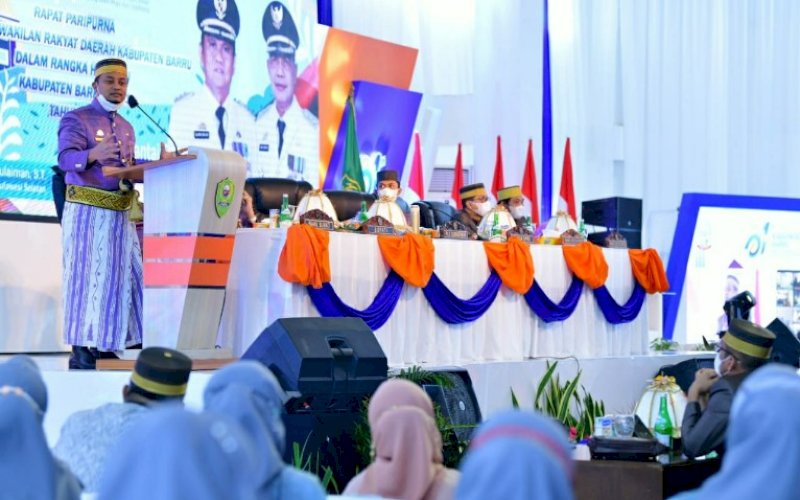 SAMBUTAN. Plt Gubernur Sulsel, Andi Sudirman Sulaiman, memberikan sambutan dan arahan saat menghadiri peringatan Hari Jadi Kabupaten Barru ke-61 tahun yang digelar di Gedung Mal Pelayanan Publik (MPP) Barru, Selasa (9/3/2021). foto: humas pemprov sulsel