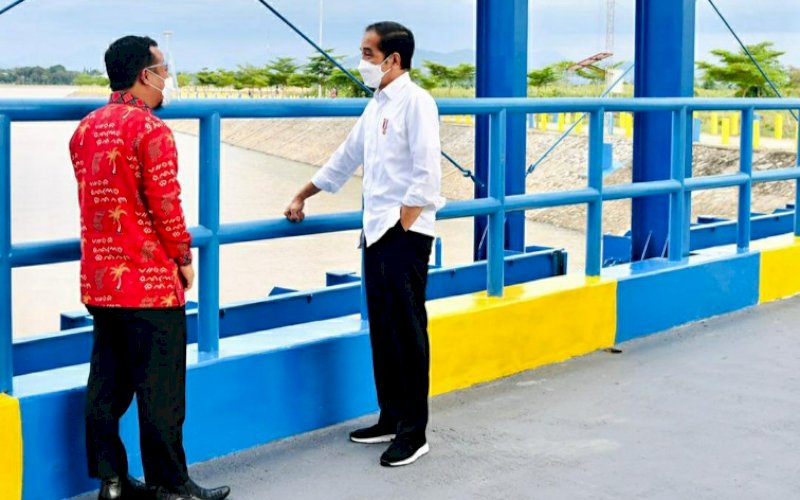 BINCANG. Plt Gubernur Sulsel Andi Sudirman Sulaiman (kiri) berbincang santai dengan Presiden Joko Widodo saat meninjau sekaligus meresmikan Kolam Regulasi Nipa-nipa di Kabupaten Maros, Provinsi Sulsel, Kamis (18/3/2021). foto: bpmi setpres