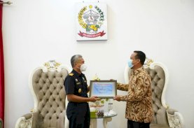Serahkan Penghargaan, Plt Gubernur Sulsel Apresiasi Kanwil Bea Cukai