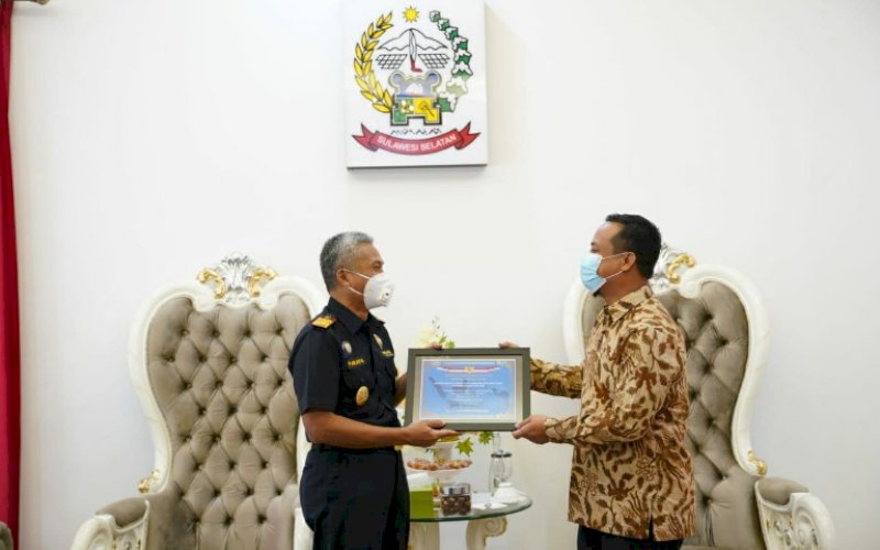 PENYERAHAN. Plt Gubernur Sulsel Andi Sudirman Sulaiman menyerahkan piagam penghargaan kepada Kepala Kanwil Bea Cukai Sulawesi Bagian Selatan Parjiya di Rumah Jabatan Wakil Gubernur Sulsel, Rabu (3/3/2021). foto: humas pemprov sulsel
