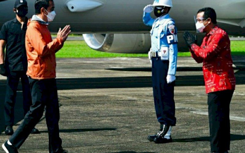 SAMBUTAN. Plt Gubernur Sulsel Andi Sudirman Sulaiman (kanan) menyambut kedatangan Presiden RI Joko Widodo di Pangkalan TNI AU Sultan Hasanuddin, Kabupaten Maros, Sulsel, Kamis (17/3/2021). foto: humas pemprov sulsel