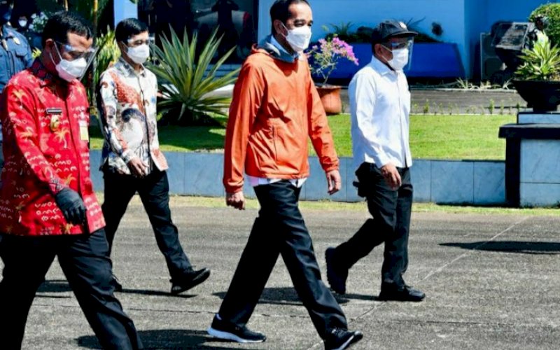 SAMBUTAN. Plt Gubernur Sulsel Andi Sudirman Sulaiman (kiri) menyambut kedatangan Presiden RI Joko Widodo di Pangkalan TNI AU Sultan Hasanuddin, Kabupaten Maros, Sulsel, Kamis (17/3/2021). foto: humas pemprov sulsel