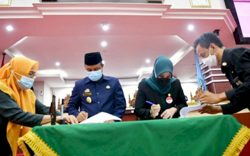 LKPJ GUBERNUR. Plt Gubernur Sulsel Andi Sudirman Sulaiman dan Ketua DPRD Sulsel Andi Ina Kartika Sari menandatangani berkas penyerahan dan penerimaan LKPJ Gubernur Sulsel akhir tahun anggaran 2020 dalam Rapat Paripurna DPRD Sulsel di Gedung DPRD Sulsel, Selasa (30/3/2021). foto: humas pemprov sulsel