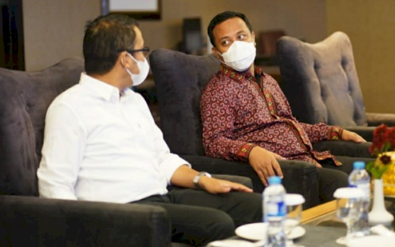 PERTEMUAN. Plt Gubernur Sulsel, Andi Sudirman Sulaiman (kanan) menemui pengurus Badan Pekerja Sinode Gereja Toraja di Hotel Aston Makassar, Rabu (10/3/2021). foto: humas pemprov sulsel