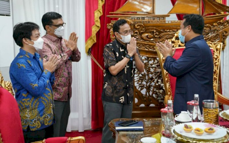 SILATURAHMI. Plt Gubernur Sulsel Andi Sudirman Sulaiman (kanan), menerima jajaran PLN UIW Sulselrabar di Rumah Jabatan Wakil Gubernur Sulsel, Selasa (30/3/2021). foto: humas pemprov sulsel