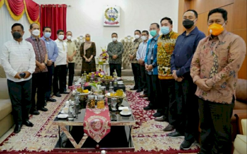RAPAT. Plt Gubernur Sulsel Andi Sudirman Sulaiman didampingi Sekda Pemprov Sulsel Abdul Hayat Gani saat rapat bersama Tim Stranas PK KPK di Ruang Rapim Kantor Gubernur Sulsel, Kamis (4/3/2021). foto: humas pemprov sulsel