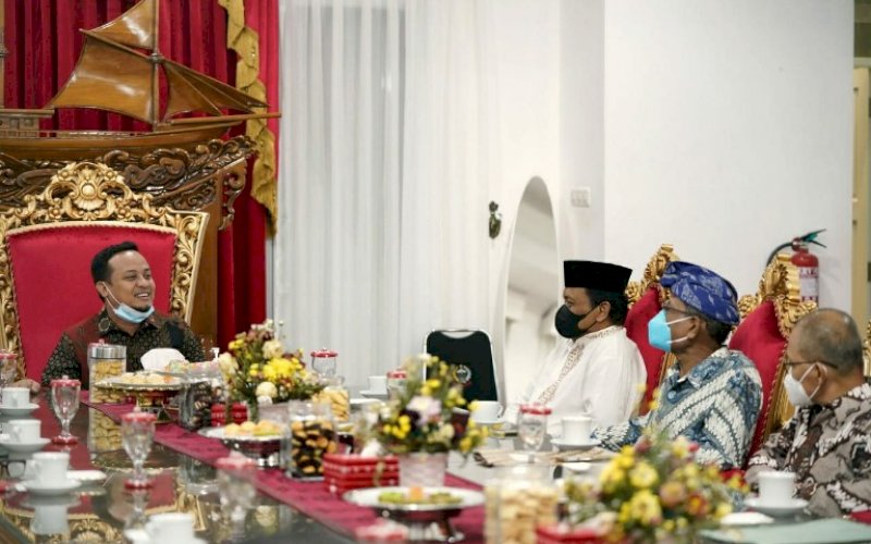 SILATURAHMI. Plt Gubernur Sulsel, Andi Sudirman Sulaiman, saat menerima kunjungan silaturahmi pengurus FKUB Sulsel, di Rumah Jabatan Wakil Gubernur Sulsel, Selasa (16/3/2021). foto: humas pemprov sulsel