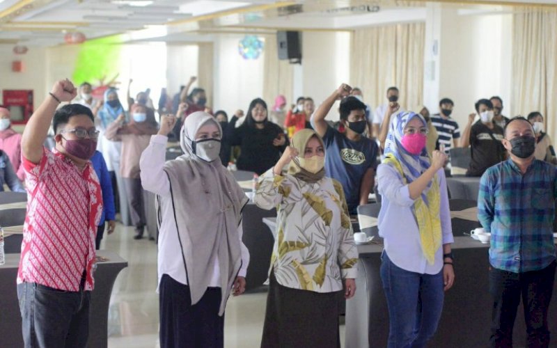 SOSIALISASI PERDA. Wakil Ketua DPRD Kota Makassar, Andi Suhada Sappaile (tengah), menggelar sosialisasi Peraturan Daerah (Perda) nomor 6 tahun 2019 tentang Kepemudaan di Hotel Condotel Premier, Jl Ahmad Yani, Kota Makassar, Rabu (24/3/2021). foto: istimewa