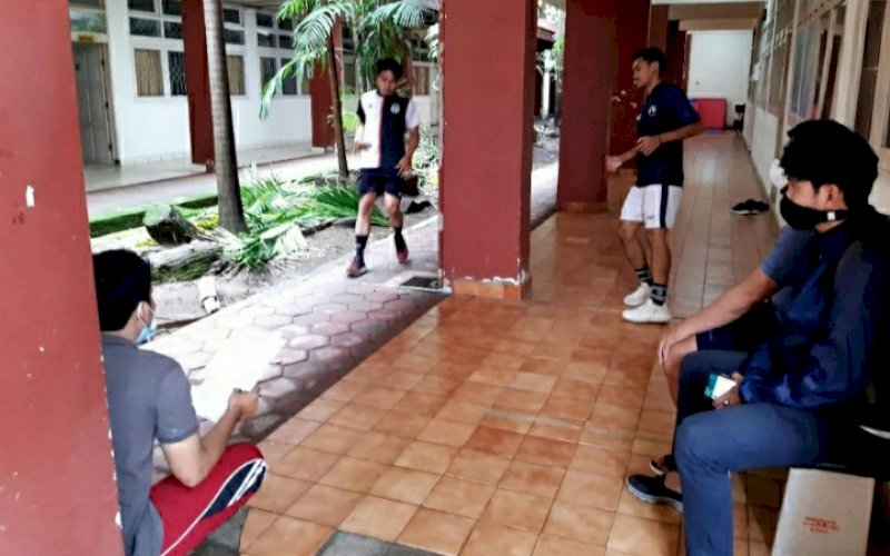 TES. Atlet kontingen Provinsi Sulsel menghadapi PON XX Papua mengikuti rangkaian tes fisik, tes kesehatan, dan psikotes di Kantor KONI Sulsel, Kamis (11/3/2021). foto: humas koni sulsel