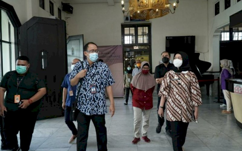 KUNJUNGAN. Deputi Direktur Implementasi Keuangan Daerah dan Kehumasan Bank Indonesiaz Erwin Permadi berkunjung ke Museum Kota Makassar, Jumat (12/3/2021). foto: istimewa