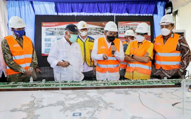 PERESMIAN. Wali Kota Makassar Moh Ramdhan Pomanto (tengah) mendampingi Menteri PUPR Basuki Hadimuljono (kedua kiri) saat meresmikan Tol Layang AP Pettarani, Kamis (18/3/2021). foto: humas pemkot makassar