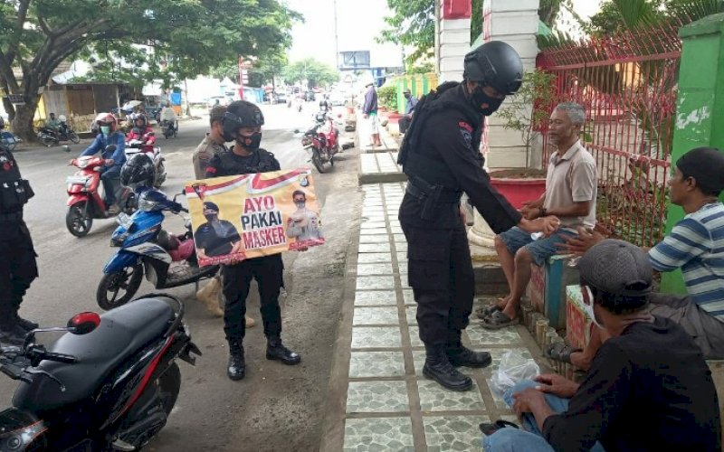 IMBAUAN. Personel Batalyon C Pelopor Satbrimob Polda Sulsel melaksanakan patroli untuk menyampaikan imbauan tentang pentingnya mematuhi protokol kesehatan. Seperti terlihat Jumat (26/3/2021). foto: humas brimo bone