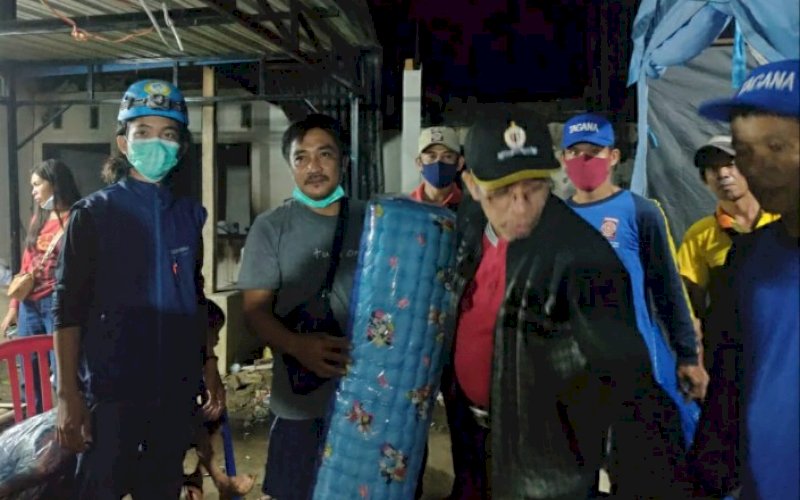 BERBAGI. Tim Blue Helmet Indonesia mendistribusikan paket bantuan untuk korban gemba di Provinsi Sulbar, Jumat (12/3/2021). foto: istimewa