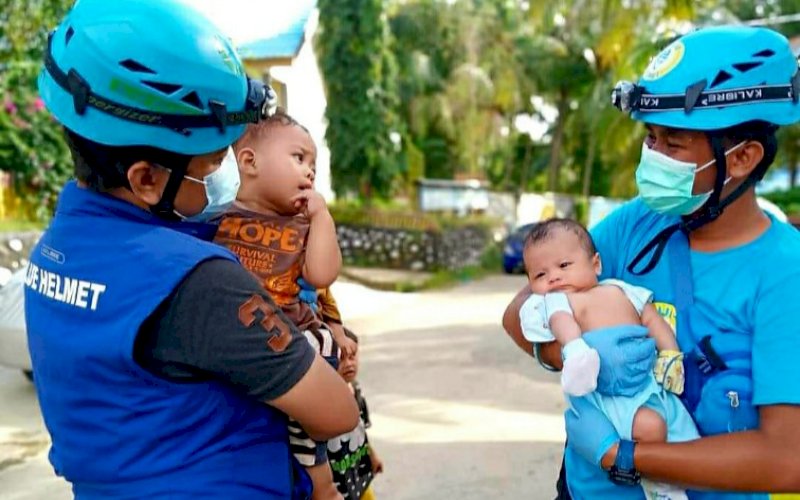 PELAYANAN SOSIAL. Tim Blue Helmet sayap sosial Partai Gelora bergerak dalam memberikan pelayanan sosial kepada masyarakat yang membutuhkan bantua. foto: humas gelora sulsel