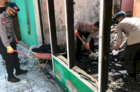 Brimob Bone Bantu Warga Sungai Cerekang Bersihkan Puing Sisa Kebakaran